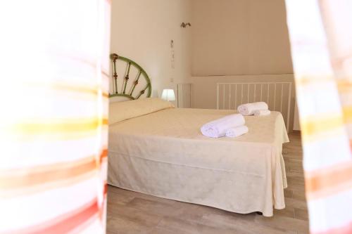 1 Schlafzimmer mit 2 Betten und Handtüchern auf dem Tisch in der Unterkunft loft Pasquale in Cefalú