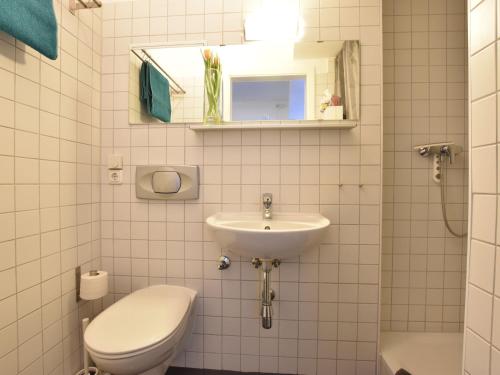 een badkamer met toilet en wastafel bij Wohnung in Wismar mit Garten in Wismar