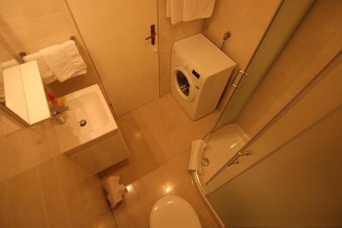 La petite salle de bains est pourvue de toilettes et d'un lavabo. dans l'établissement App with a lovely patio, à Mali Lošinj