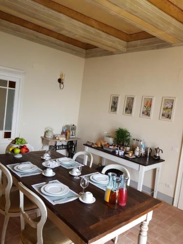 una sala da pranzo con tavolo e sedie in legno di BnB Paolina a Siena