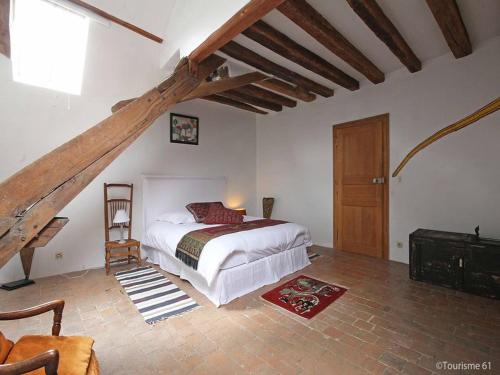 A bed or beds in a room at Hotel des Tailles