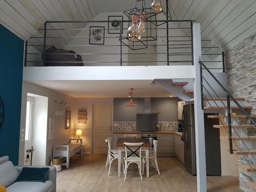 Il comprend un salon et une cuisine avec une mezzanine. dans l'établissement Le Clos de Trégalet, à Plonéour-Lanvern
