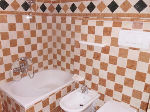 bagno con vasca e servizi igienici di Residenza Graziella a Cavedago