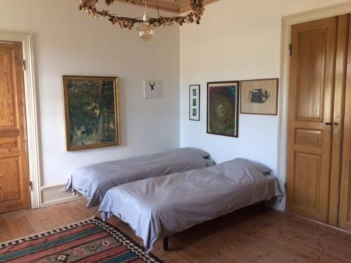 um quarto com duas camas num quarto em Liebacksgården em Skegrie