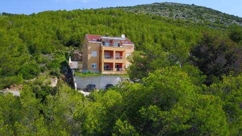 Vue aérienne d'une maison sur une colline dans l'établissement Apartments Martina, à Prižba