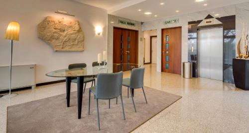 a dining room with a glass table and chairs at Best Western Hotel Turismo in San Martino Buon Albergo