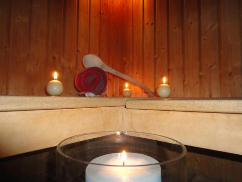 una vela sentada en una mesa frente a una pared de madera en Camping les Acacias, en Fréjus
