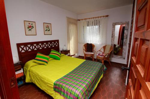 デニアにあるla felicidadのベッドルーム1室(緑色のベッド1台、枕2つ付)