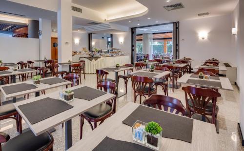a restaurant with tables and chairs and a bar at Best Western Hotel Turismo in San Martino Buon Albergo