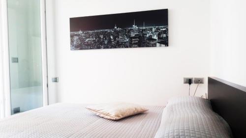 リミニにあるMamma Casa Superior Vanigliaのベッドルーム1室(壁に絵が描かれた白いベッド1台付)