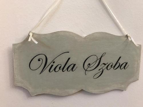 a sign with the nameidaosa hanging on a wall at Tulipán Villa Panzió in Szolnok