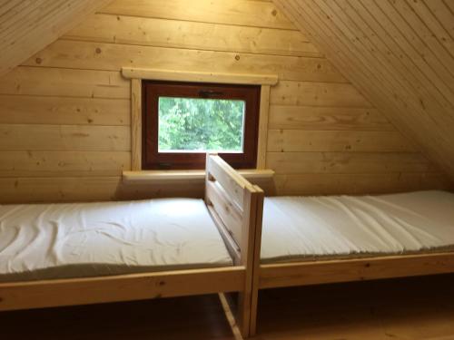 Postel nebo postele na pokoji v ubytování Domki W Sercu Mazur