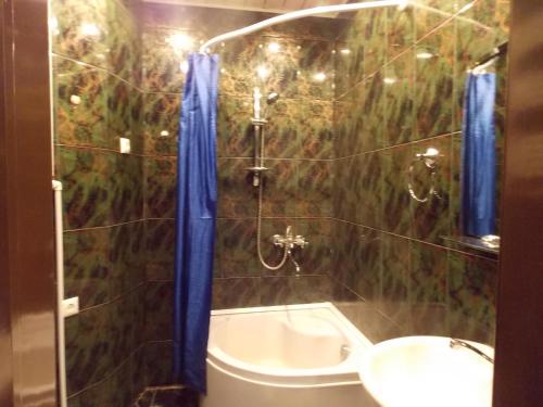 een badkamer met een douche, een toilet en een wastafel bij Kvartira na Plekhanova in Tbilisi City