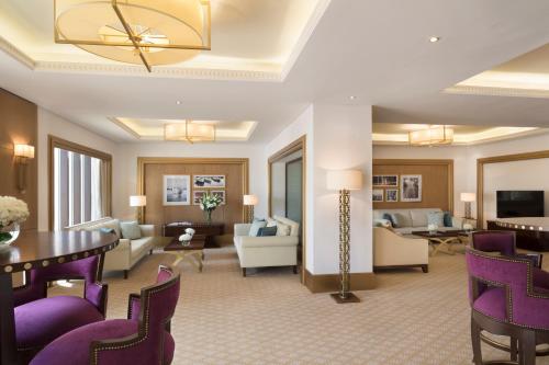 Una televisión o centro de entretenimiento en Al Najada Doha Hotel by Tivoli