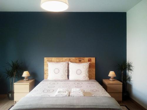 Una cama o camas en una habitación de Hôtes de Libourne