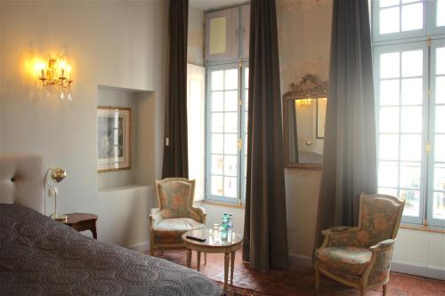 スミュール・アン・ノーソワにあるLa Fontaignotteのベッドルーム1室(ベッド1台、椅子2脚、テーブル付)
