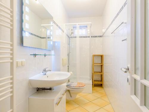 キュールングスボルンにあるFerienwohnung in Kühlungsborn - D 130.066の白いバスルーム(洗面台、トイレ付)