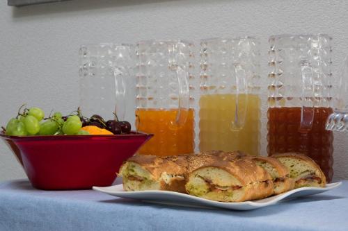 een bord met een brood en een fruitschaal bij B&B Acqua Azzurra in San Vito lo Capo