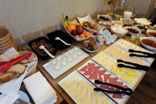 een tafel met veel eten erop bij Collage Pera Hotel in Istanbul