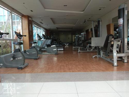 a gym with a bunch of exercise bikes and treadmills at Mactan Newtown Ocean View 360 Degree in Mactan