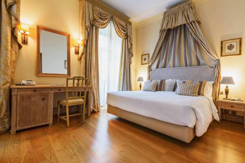 Un pat sau paturi într-o cameră la Hotel Real Palacio