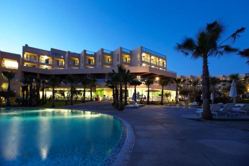 un complejo con piscina frente a un edificio en NAU Sao Rafael Suites - All Inclusive en Albufeira