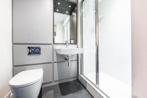 A bathroom at Euro Hostel Edinburgh Halls