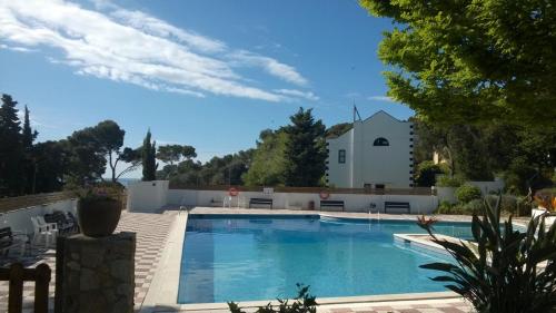 una piscina frente a una casa en Calella golfet sobremar en Calella de Palafrugell