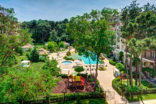 een luchtzicht op een park met een zwembad en bomen bij Venera & Anastasia Palace Apartments in Sunny Beach