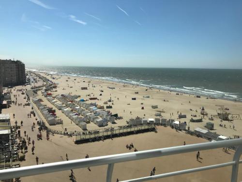 a view of a beach with people and the ocean at Apartment V7 in Ostend
