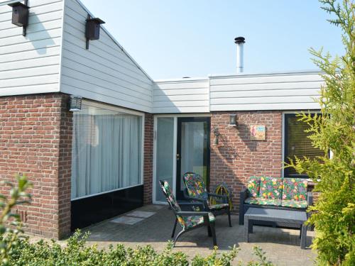 een patio met 2 stoelen en een bank bij Holiday near beach on the Dutch coast in Noordwijkerhout