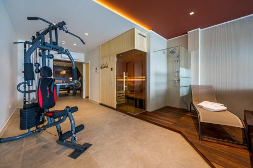 una habitación con un gimnasio con cinta de correr en Villa AltaVista - Seaview & Relax with Heated Pool & MiniGolf en Opatija