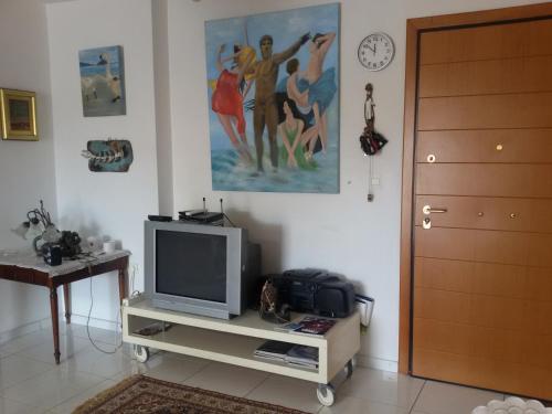 TV a/nebo společenská místnost v ubytování Sea & City - 10 min drive to the beach & Athens Airport