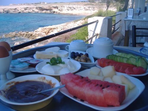 une table avec des assiettes de nourriture au-dessus d'une table dans l'établissement Theresa Hotel at Karpaz Peninsula, à Ayia Trias