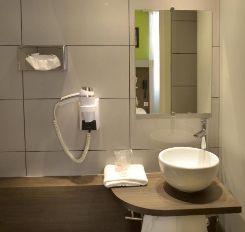 Salle de bains dans l'établissement Hotel Terminus Saint-Charles