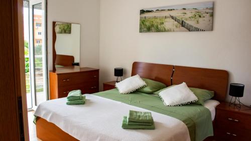 Uma cama ou camas num quarto em Apartments Dalmatino