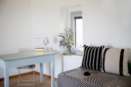 Ruang duduk di Unique Home with Serene Panoramic Views
