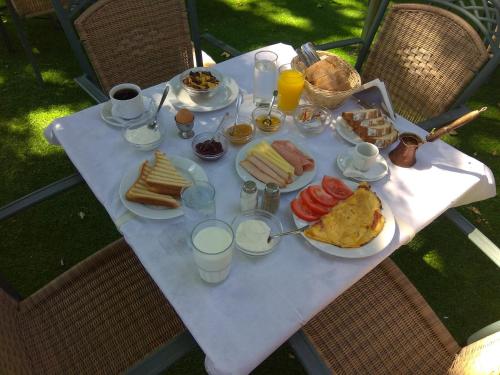 einen Tisch mit Frühstückszutaten und Getränken darauf in der Unterkunft Hermes Hotel in Khorevtón
