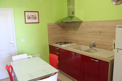Kuchyň nebo kuchyňský kout v ubytování B&B La Garona