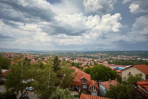 Vistas a una ciudad con casas y edificios en Apartman Jovana Sokobanja, en Soko Banja