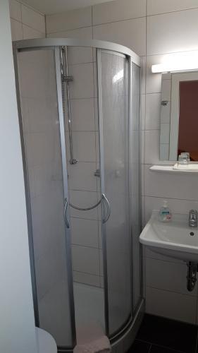 y baño con ducha y lavamanos. en Hotel Gasthaus Rössle, en Freiburg im Breisgau