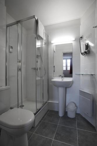 サン・ブリューにあるThe Originals City, Hôtel Ker Izel, Saint-Brieucのシャワー、トイレ、洗面台を備えたバスルーム