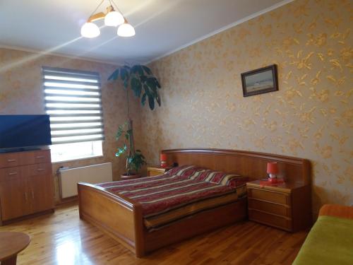 1 dormitorio con cama y ventana en Ventspils Apartments, en Ventspils