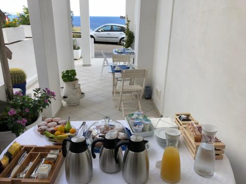 una mesa con utensilios en una mesa con comida en ella en Turistcasa - b&b Casa d'amare, en Ponza