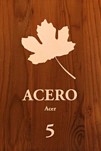 a sign with a maple leaf on a wooden table at ALL'ALBARO AGRITURISMO in Salizzole