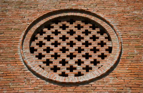 a brick wall with a grate in the middle at ALL'ALBARO AGRITURISMO in Salizzole