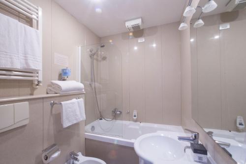 uma casa de banho com um chuveiro, um WC e um lavatório. em B&B Hotels Park Hotel Suisse Santa Margherita Ligure em Santa Margherita Ligure