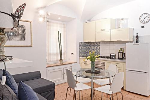 uma cozinha e sala de estar com mesa e cadeiras em Sweet Rome Colosseo em Roma