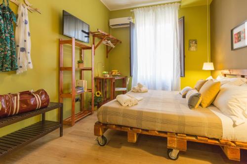カターニアにあるB&B Miro Centro Cataniaのベッドルーム1室(黄色い壁の大型ベッド1台付)