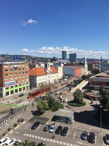 Nespecifikovaný výhled na destinaci Bratislava nebo výhled na město při pohledu z apartmánu